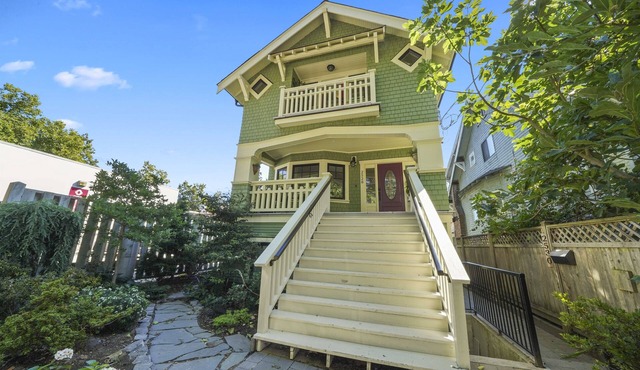 Charming 3-bedroom home with WiFi + AC in Vancouver’s Kitsilano; Sleeps up to 8