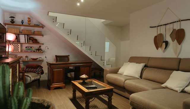 Charming 3-bedroom house, 2 WC, jacuzzi and barbuecue. Free parking and wi-fi.