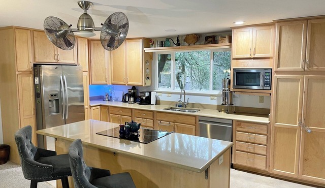 Charming 3-bedroom house with Private Creek in peaceful Butte Creek Canyon