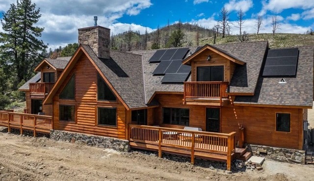 Charming 3-bedroom large and spacious Mountain Chalet. Family Friendly.