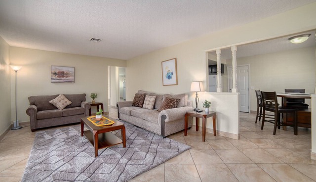 Charming 3Br 2Ba home located 5 mins to downtown!