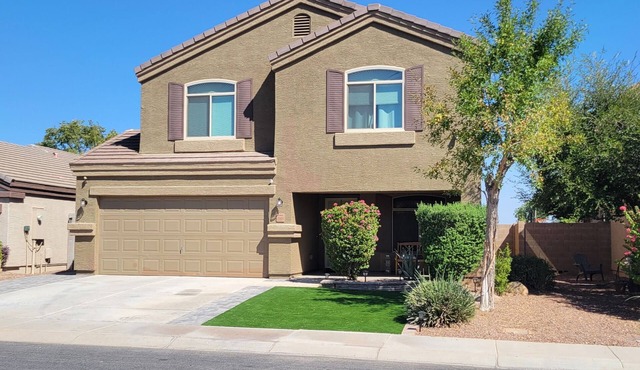 Charming 4 bed/3 bath house, full amenities!