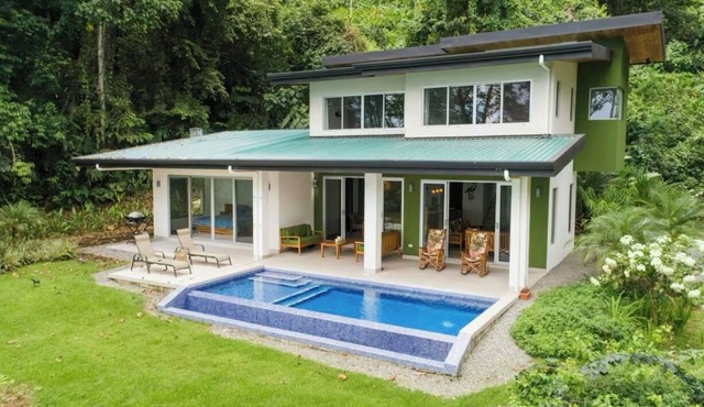 Charming 4-bedroom house with AC, WiFi in beautiful Uvita w/whale's tail view