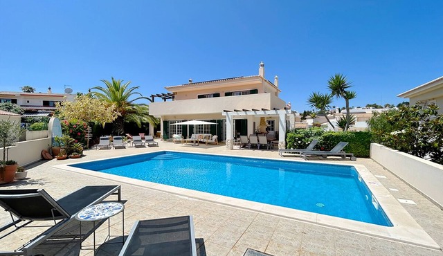Charming 4 Bedroom Villa w/Private Pool, Sleeps 8, Wifi, A/C, near Lagos Marina