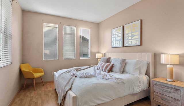 Charming 5B3B｜Spacious Backyard｜3-Car Garage｜Flex-Lease｜Fully Furnished #42084