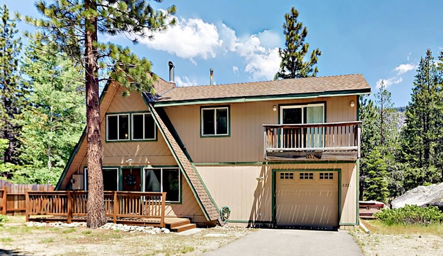 Charming chalet with private hot tub & fireplace - near skiing, beaches & hiking
