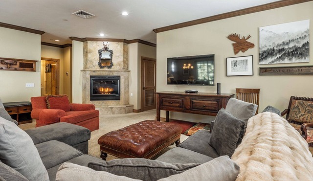 Charming Chalet at Sonenalp | Walk to Canyon + Hot Tub, Sauna, Garage