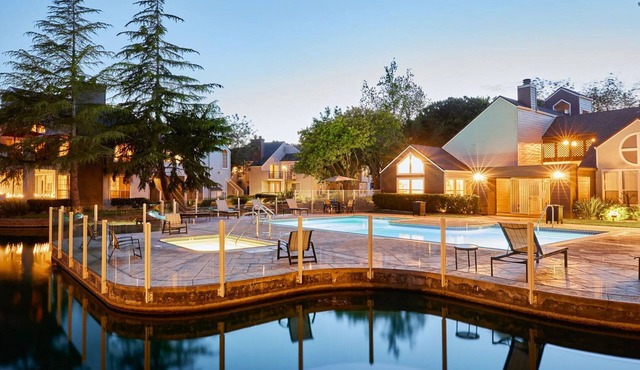 Charming Foster City 2BR w/Gym, 2 Pools & W/D, near VISA, by Blueground