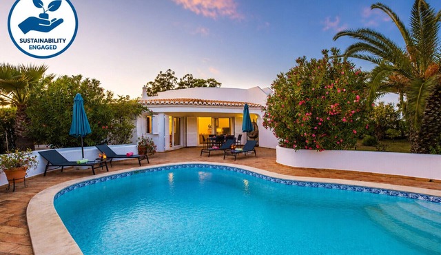Charming getaway w/pool & BBQ