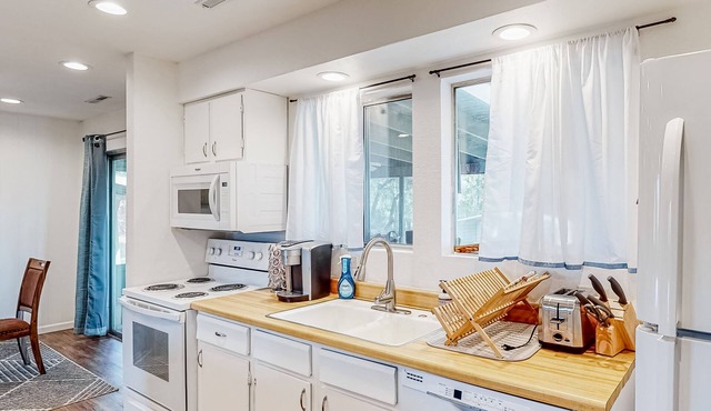 Charming home with game room, central AC, grill, washer/dryer, WiFi, & Netflix