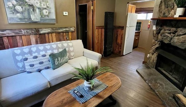 Charming, Pet Friendly Cottage with Private Sun Deck and Shared Outdoor Pool near Magic Mountain, Big Bear