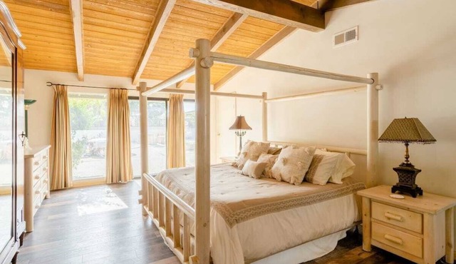 Charming & Private Guesthouse on a Working Horse Rescue Ranch