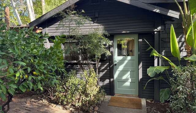 Charming studio cabin with full kitchen in serene downtown Ojai