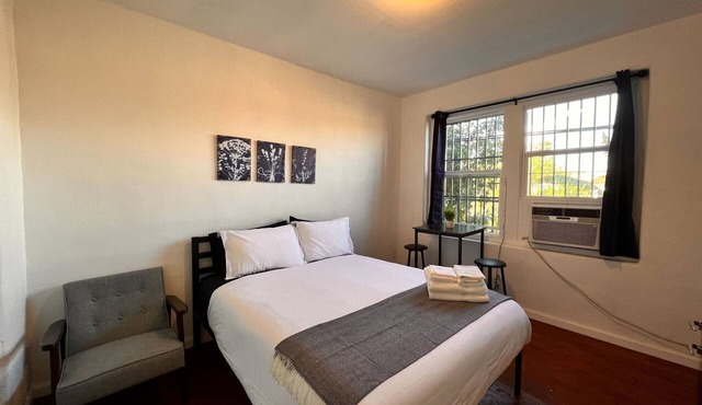 Charming studio in soothing Los Angeles with cool AC breeze