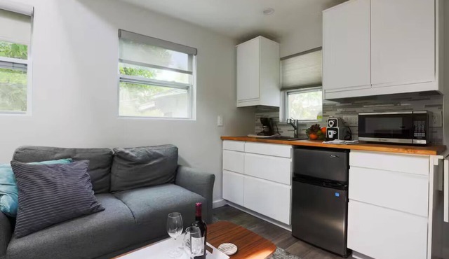 Charming Tiny House 1-bedroom house in amazing garden Los Angeles with WiFi, AC