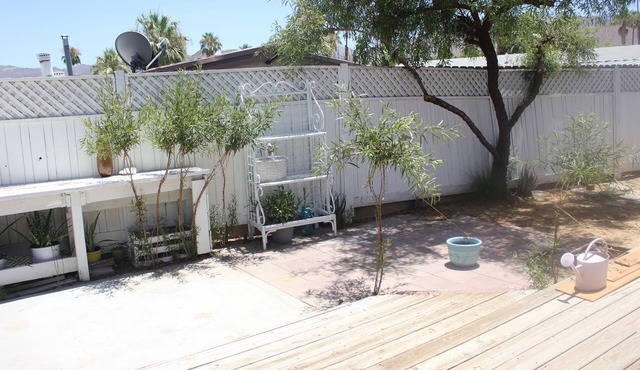 Cheerful and cozy 1-bedroom mobile home with WiFi in welcoming Palm Desert
