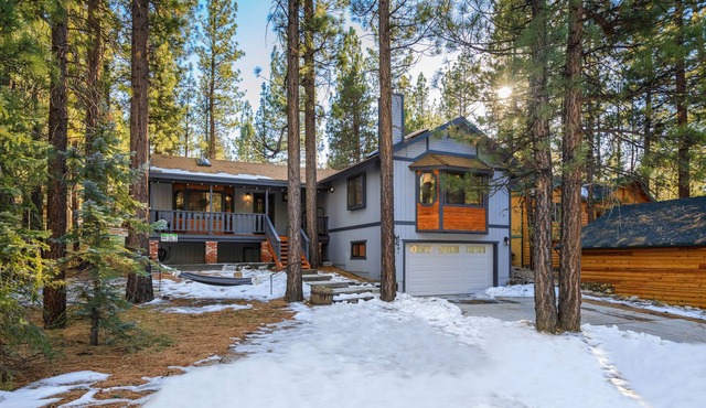 Cheerful cabin with Central A/C and Heating, hot tub, game room-pool table +more
