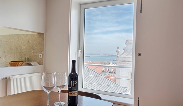 Chiado 1 - Carmo Square - Recently renovated apartment with great view of the River Taugus and São J