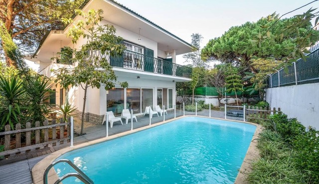 Chic Coastal Villa Pool, Garden & Beach Vibes