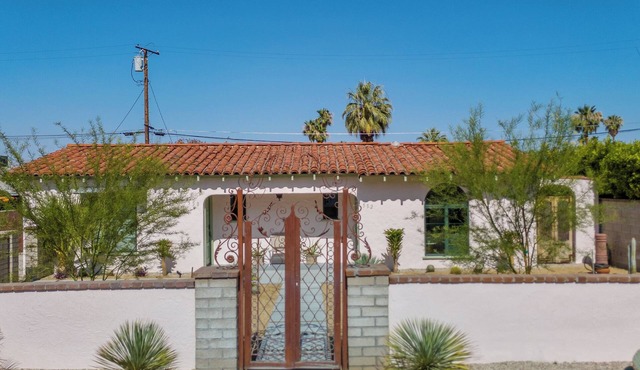 Chic Spanish Style 1-bedroom apartment near downtown Palm Springs with WiFi, AC