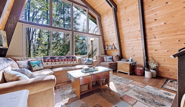 Chief Peak cabin near Yosemite with deck, nature views & full kitchen