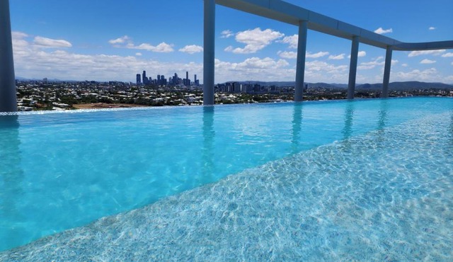 City and River View Apt with Infinity Pool, Spa, Sauna, Steam Room