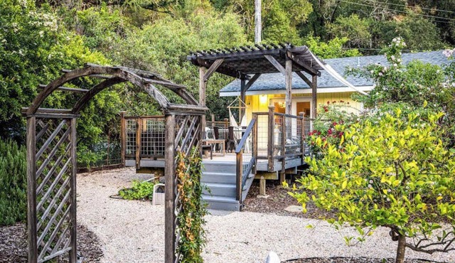 Cloverdale 2BR cottage with private creek beach & firepit — dogs OK