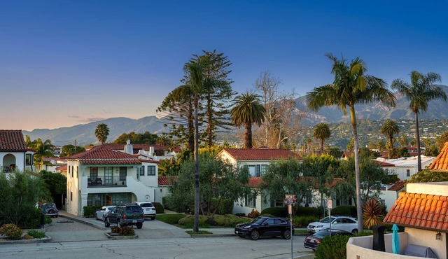 Coastal Getaway-1 Block to Beach-City & Mountain Views