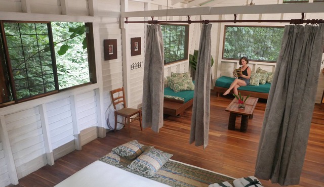 Cocoa Jungle Art Villa: 8 minute drive to Cocles Beach. Flat rate no hidden fees