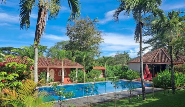 Colibri room for two or three with pool and rancho kitchen