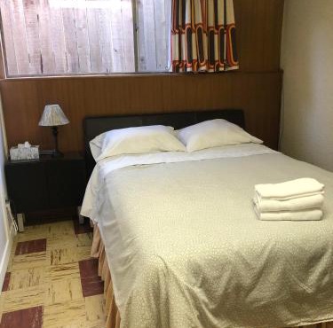 Comfort cottage guest home near subway station, bus and downtown