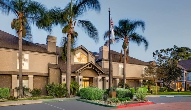 Comfortable Queen Stay! Free Breakfast, Wi-Fi, and Outdoor Pool Access!