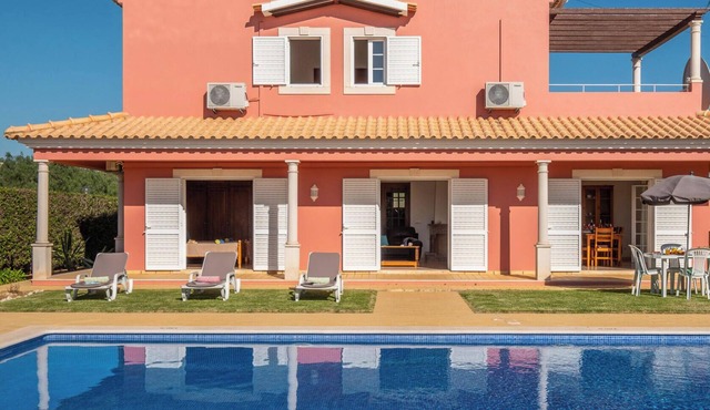 Comfortable villa with private pool and BBQ