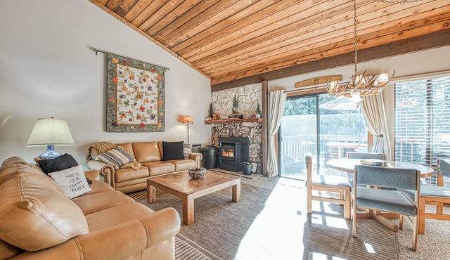 Comfy condo with Mountain View’s and big deck
