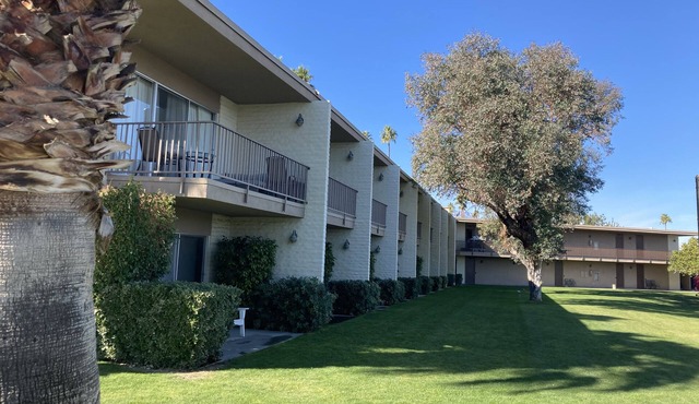 Condo within walking distance to El Paseo for shopping and restaurants.