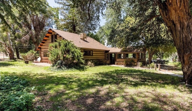 Connect with friends, private river, horses, all natural cedar hot tub