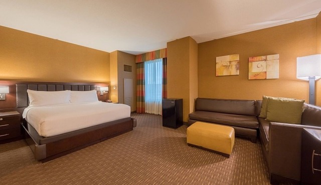 Contemporary Stay with Pool & Entertainment, Steps from the Strip