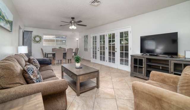 Convenient Location! 5 bd 2 Ba