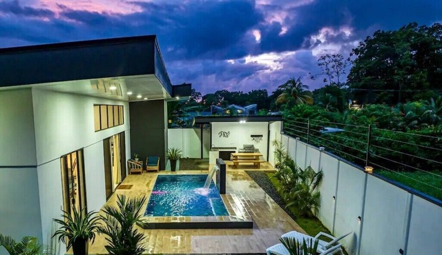 Coral Dream House - Tropical retreat w/pool, walkable location in Uvita!