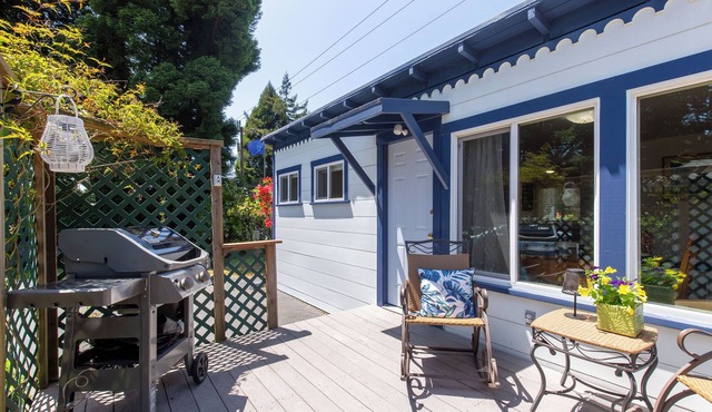Cottagecore charm beside the redwoods—steps to trails, minutes to beaches and downtown Arcata.
