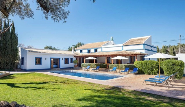 Country family home in central Algarve with two pools