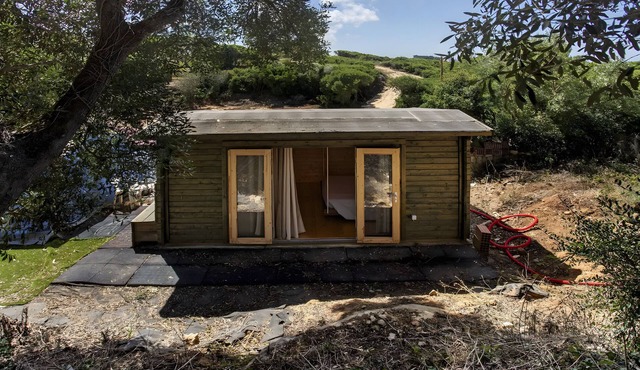 Country House 'Cabana Do Baloiço Do Pitagudo' with Sea View, Shared Terrace and Air Conditioning