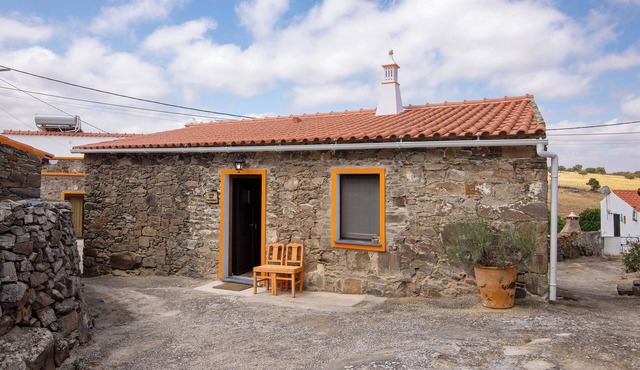 Country House 'Casa Das Colmeias' with Mountain View, Wi-Fi and Air Conditioning