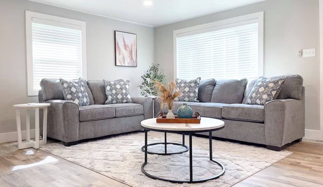 Country Living Harrison Ranch 3 on Visalia Main Road Mooney 55 minutes to National Park with fenced yard