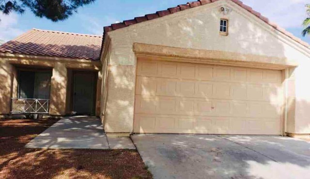 Covered pool - Single Family home - One Story