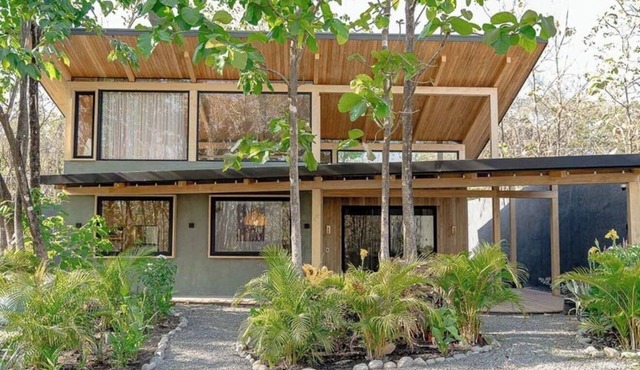 Cozy 1- bedroom w/loft home in Avellanas w/golf cart and airport transport.