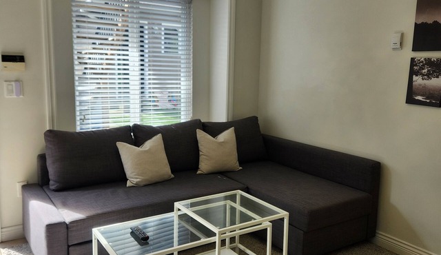 Cozy 1BR Suite | Close to SkyTrain (5min Walk)