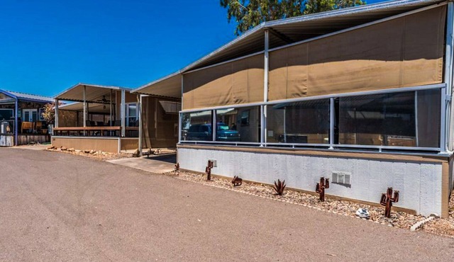 Cozy 2-bedroom mobile home steps from Lake Havasu water with private boat launch