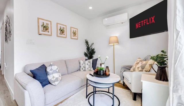 Cozy 3BR Retreat | Near Airport & DT Vancouver