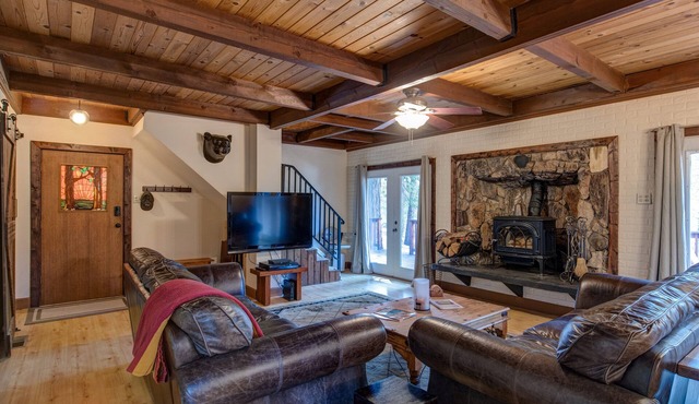 Cozy 4 bedroom Cabin with Hot Tub & EV charger in Blue Lake Springs